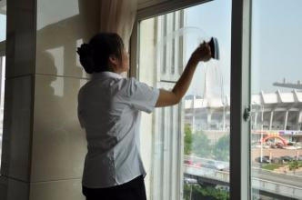 陽臺玻璃清洗什么方法更好？惠州專業保潔人員來支招